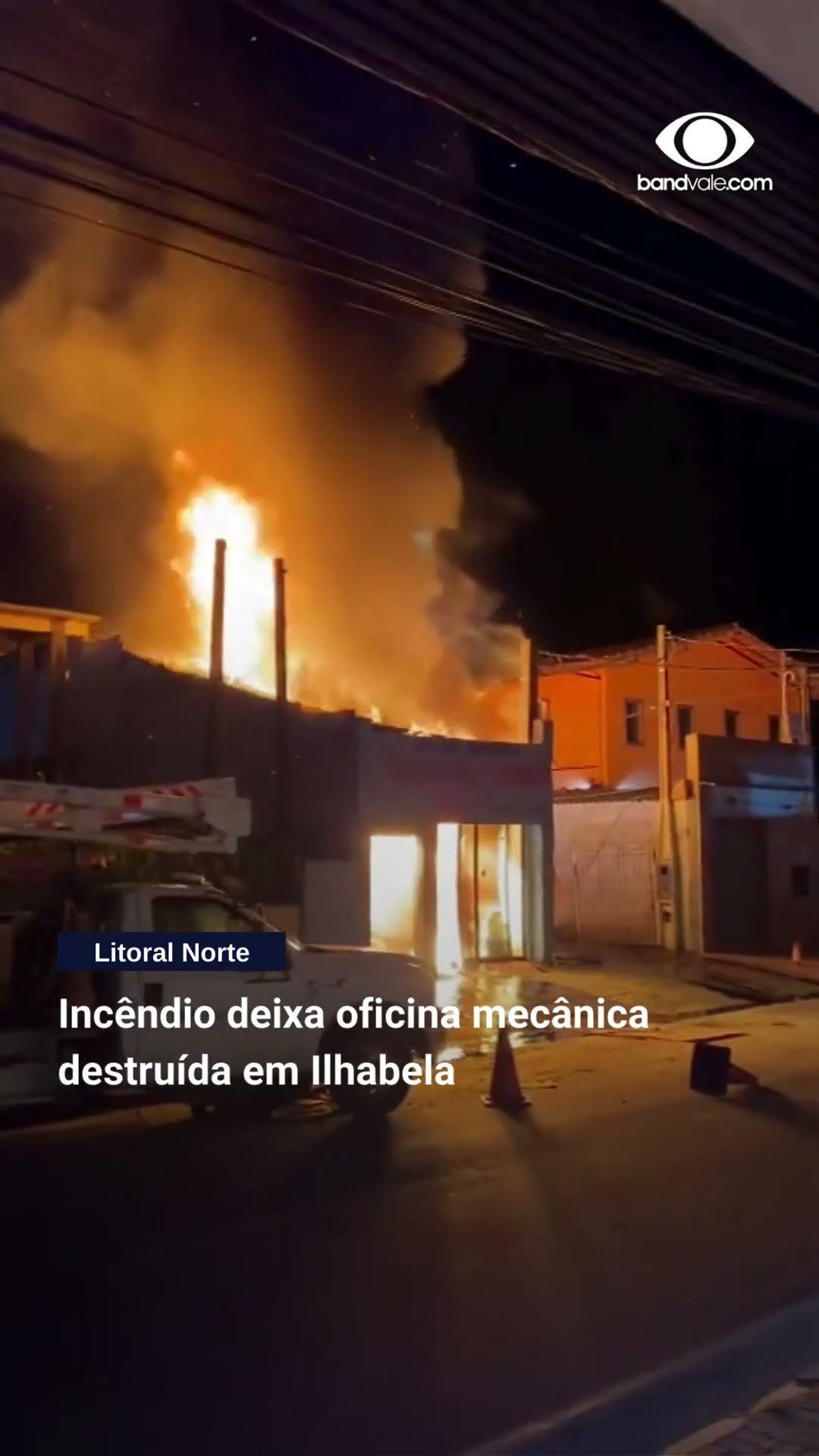 Incêndio deixa oficina mecânica destruída no Litoral Norte em Ilhabela. #noticias #bandtv